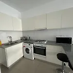 Caesar & - With 2 Bedroom Apartment *