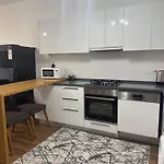 Caesar & - With 2 Bedroom דירה *
