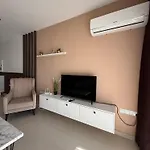 Caesar & - With 2 Bedroom דירה