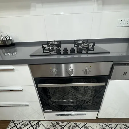 Caesar & - With 2 Bedroom דירה *